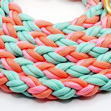 Handgemachte, geflochtene Hundeleine aus robustem Material – langlebig, stilvoll und ideal für Spaziergänge und Training. Made in Germany